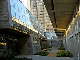 חלונות הספרייה מול מבנה האגף החדש.ברקע, הבניין הראשי של האוניברסיטה.
