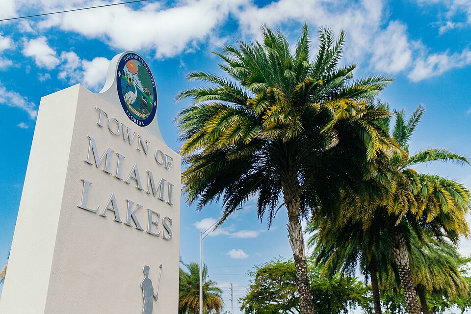 File:Miami Lakes Drive Entrance Feature.jpg