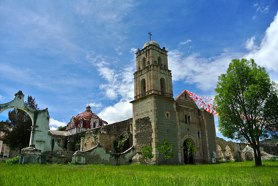 File:Atrio Santiago Apostol Tejúpam.JPG