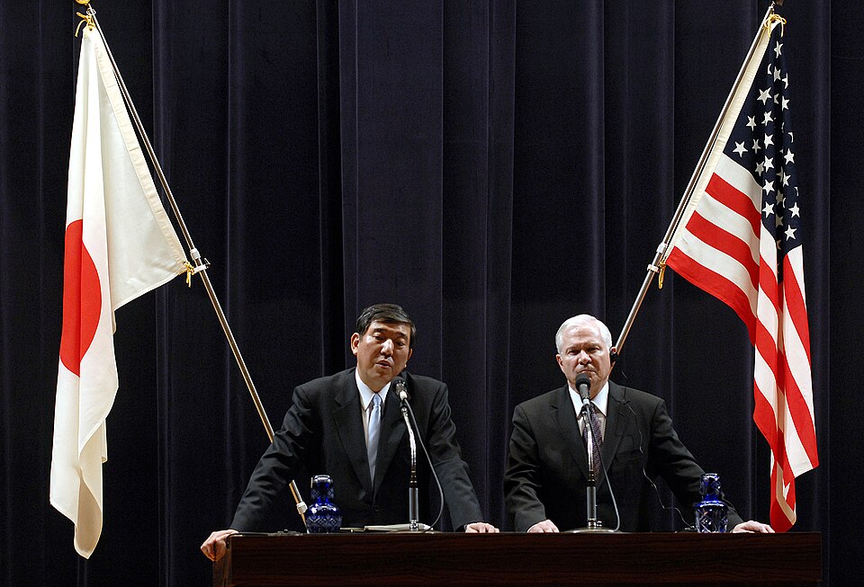 File:Ishiba and Gates with flags.jpg