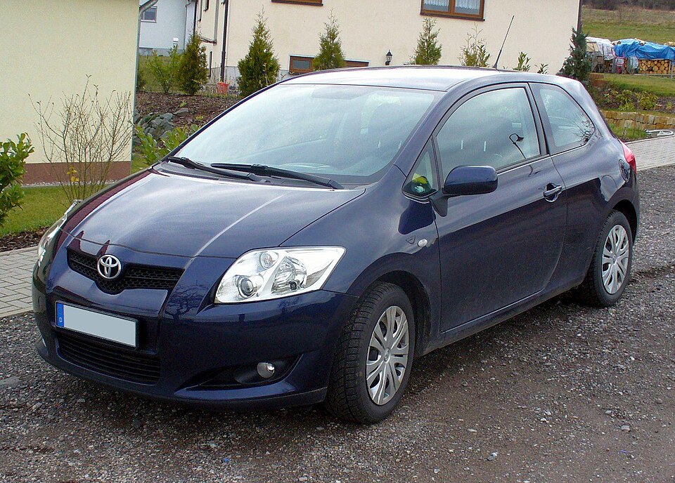 File:Toyota Auris Dreitürer.JPG