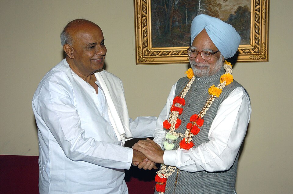 File:Deve Gowda and Manmohan Singh.jpg