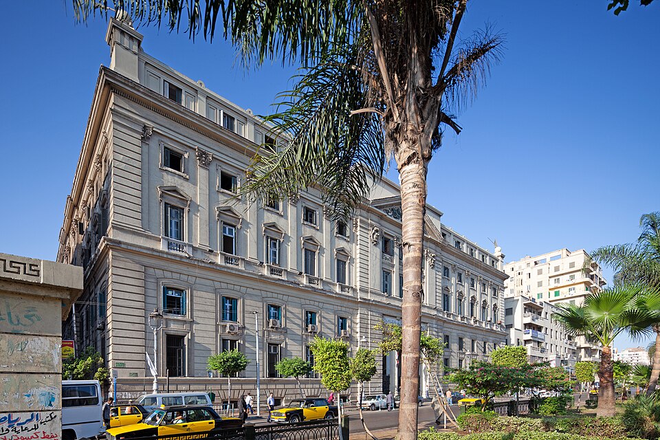 File:Fassade des Gerichtshofs, Tahrir-Platz, Alexandria, Ägypten.jpg