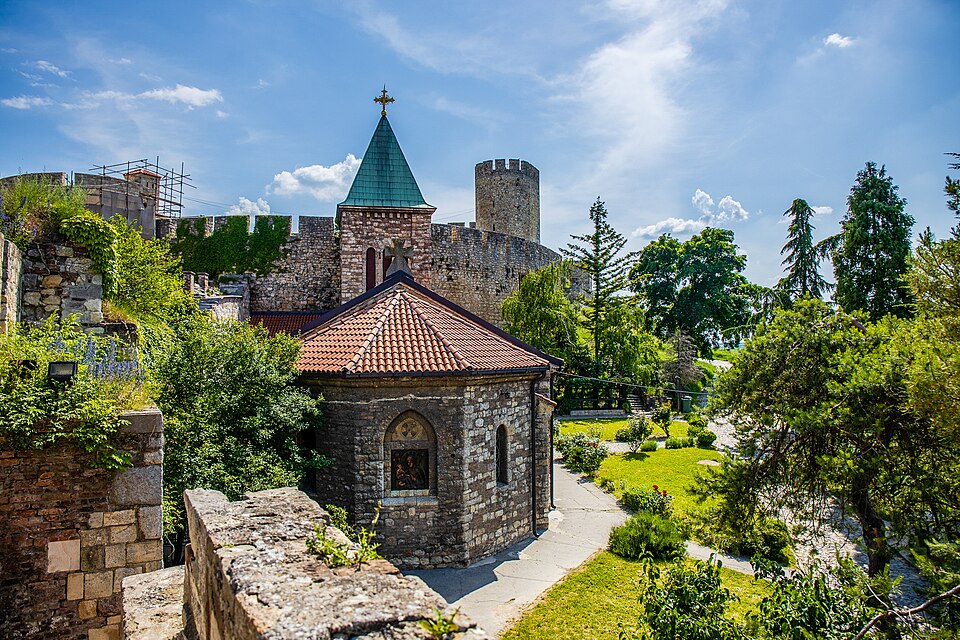 File:Kalemegdan i Crkva Ružica, Beograd.jpg