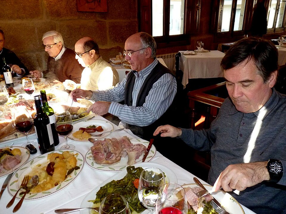 File:La mesa del lacón con grelos.jpg