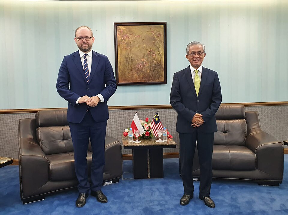 File:Marcin Przydacz, Kamarudin Jaffar standing.jpg