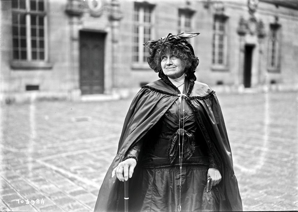File:Séverine Peace Congress 1925.png