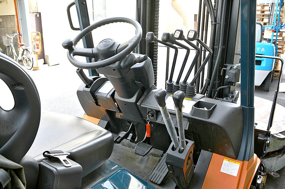 File:Toyota L&F Geneo 005.JPG