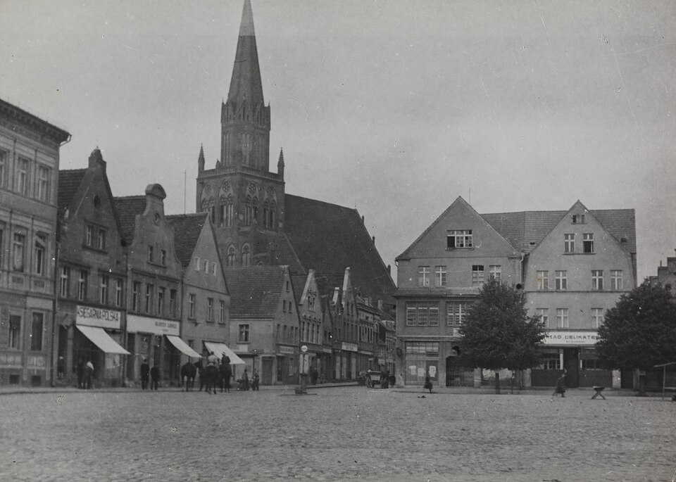 File:Trzebiatow, rynek 1945 (66046188).jpg