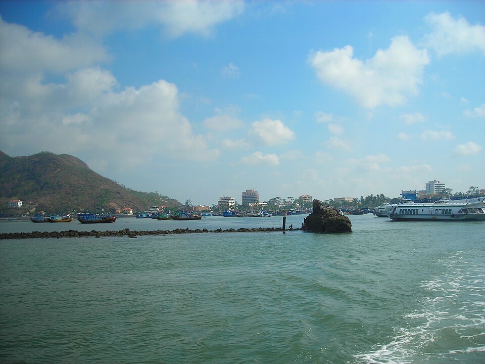 File:FrontBeachVungtau.JPG