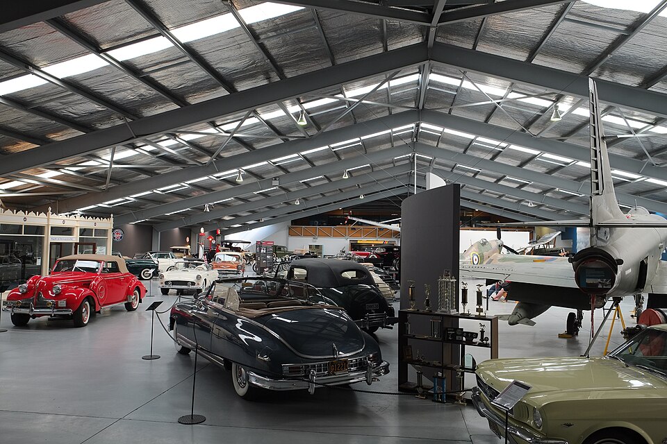 File:Inside Warbirds & Wheels museum.jpg