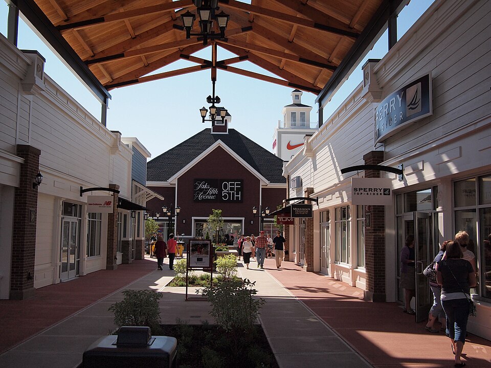 File:Merrimack Premium Outlet Mall stores.jpg