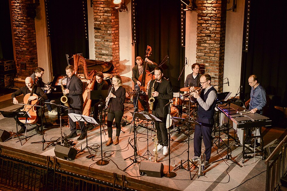 File:Rebecca Trescher Tentet Foto Lutz Voigtländer.jpg