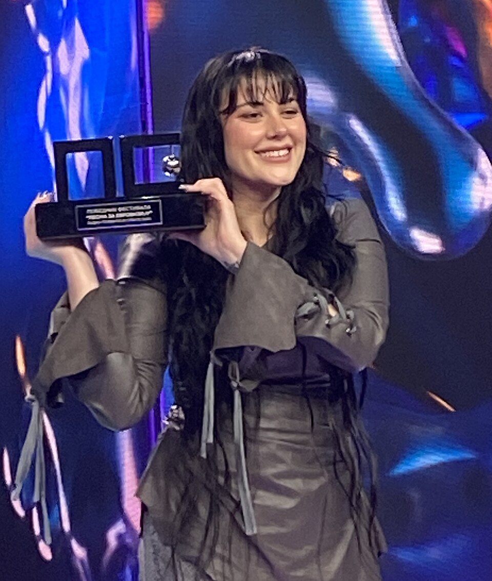 File:Teya Dora PZE trophy.jpg