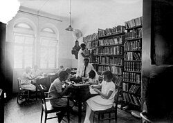 ספריית ביה"ס, 1930