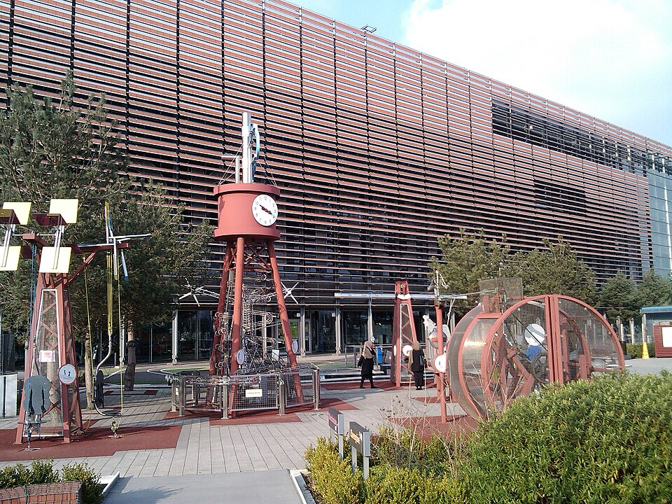 File:Thinktank Science Garden.jpg
