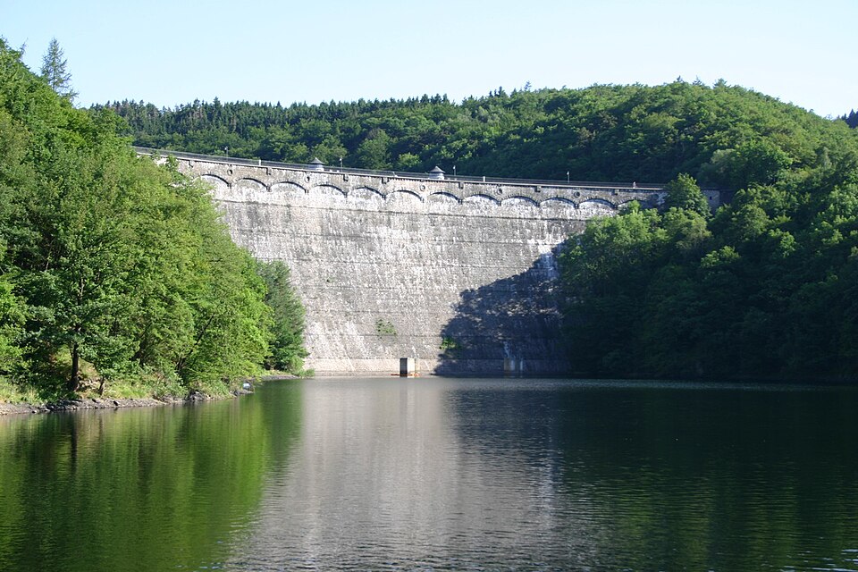 File:Urfttalsperre valley side.jpg