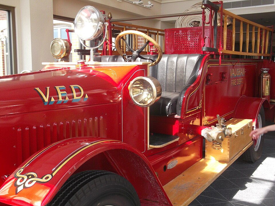 File:Antique fire truck.jpg