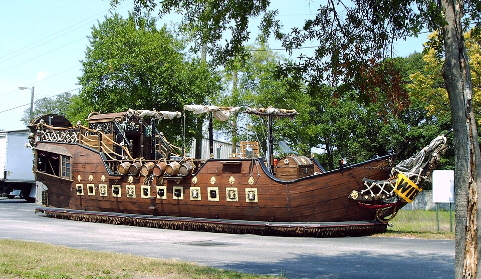 File:Gasparilla Pirate Boat Float (Tampa).jpg