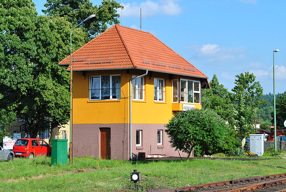 File:Lwówek Śląski stacja nastawnia.JPG