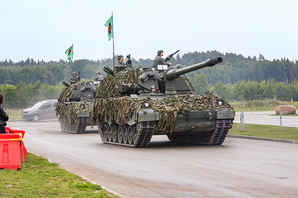 File:PzH 2000 (Lithuanian army).jpg