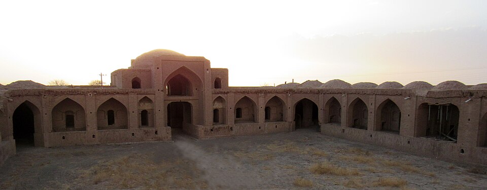 File:Zaferaniyeh Village 005.jpg