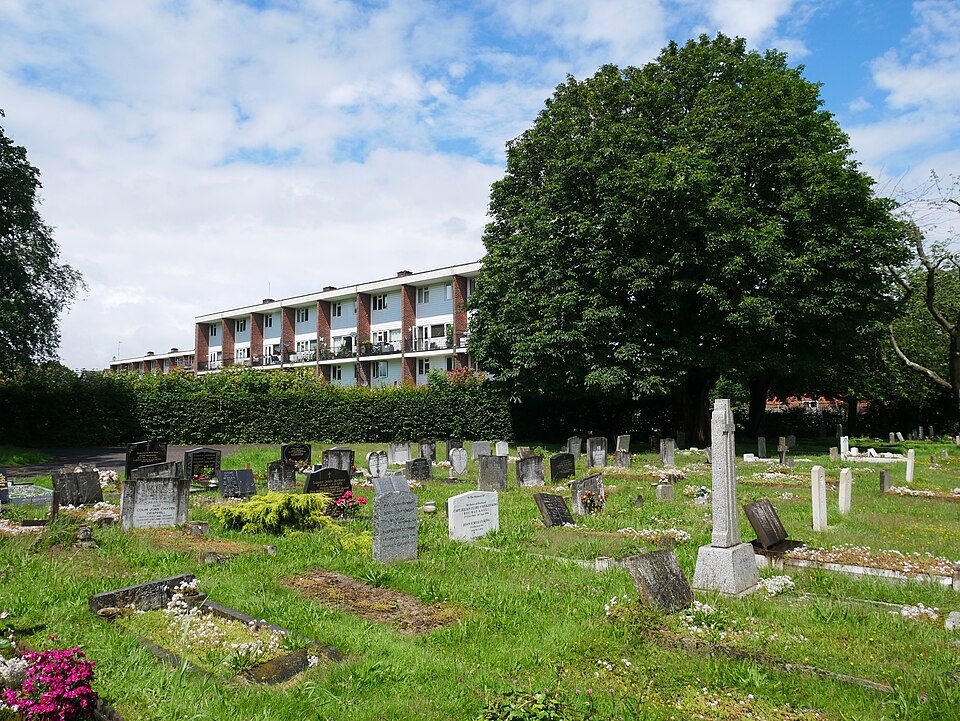 File:Biggin Hill Cemetery.jpg