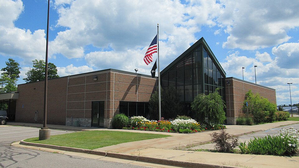 File:Charlevoix, Michigan post office.jpg