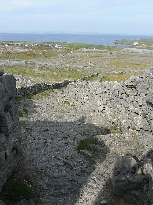 File:Dún Aonghusa 2, looking down.JPG