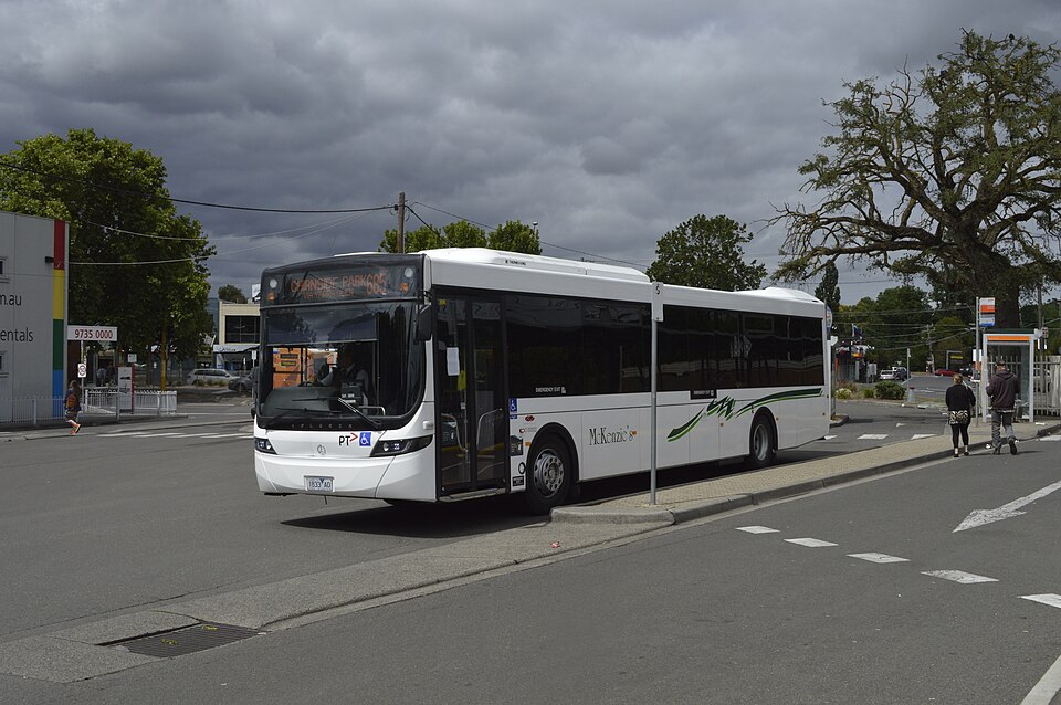 File:McKenzie's Mercedes Benz O500LE.jpg