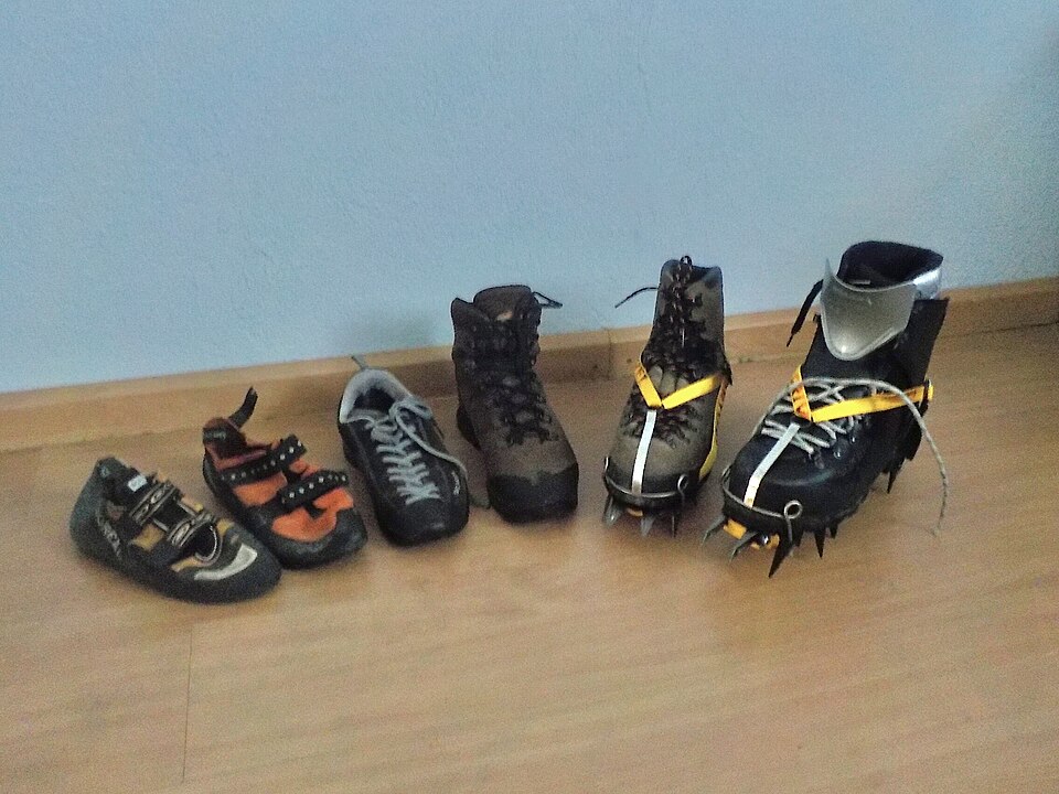 File:Mountainboots.jpg