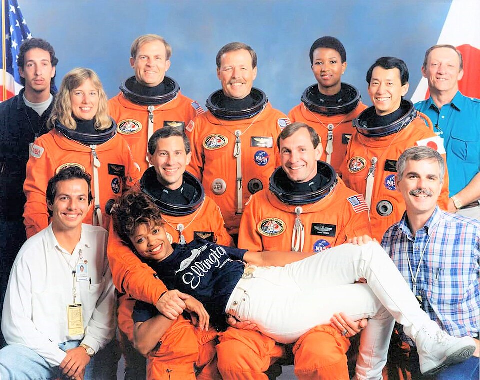 File:STS-47 Crew and Support Staff.jpg
