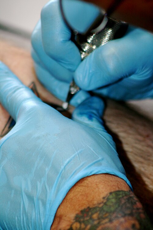 File:Tattoo artist with latex gloves.jpg