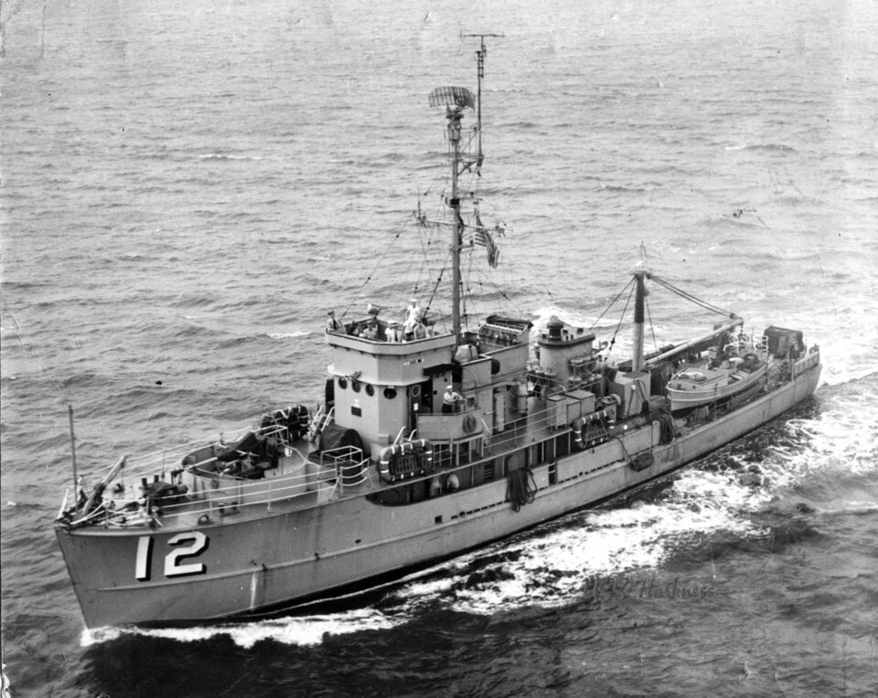 File:USS Harkness (AMCU 12).jpg