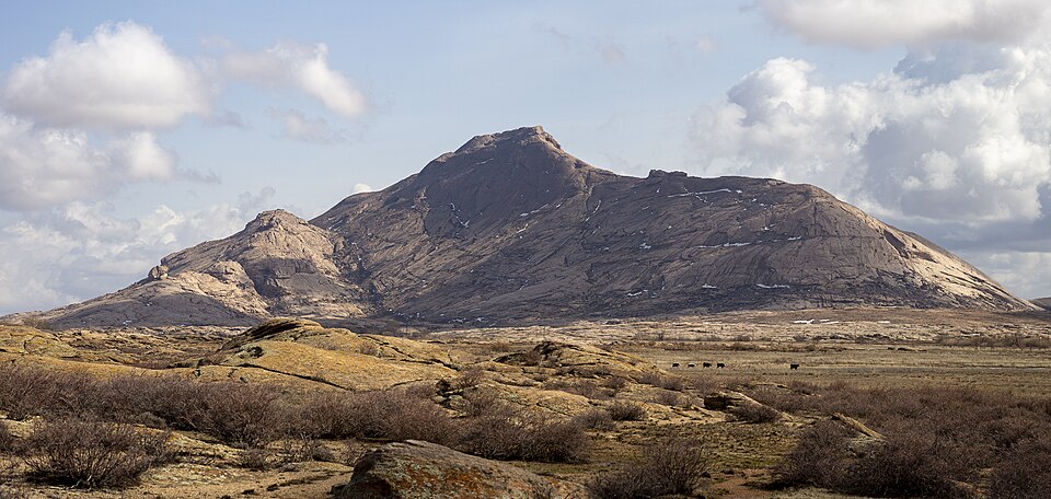 File:Бектау-Ата в марте.jpg