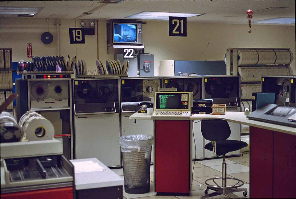 File:AlbanyStateUniversity ComputerOperationsRoom 1981 3 skaliert.jpg
