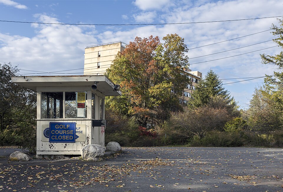 File:Grossinger's Resort Liberty, NY1.jpg
