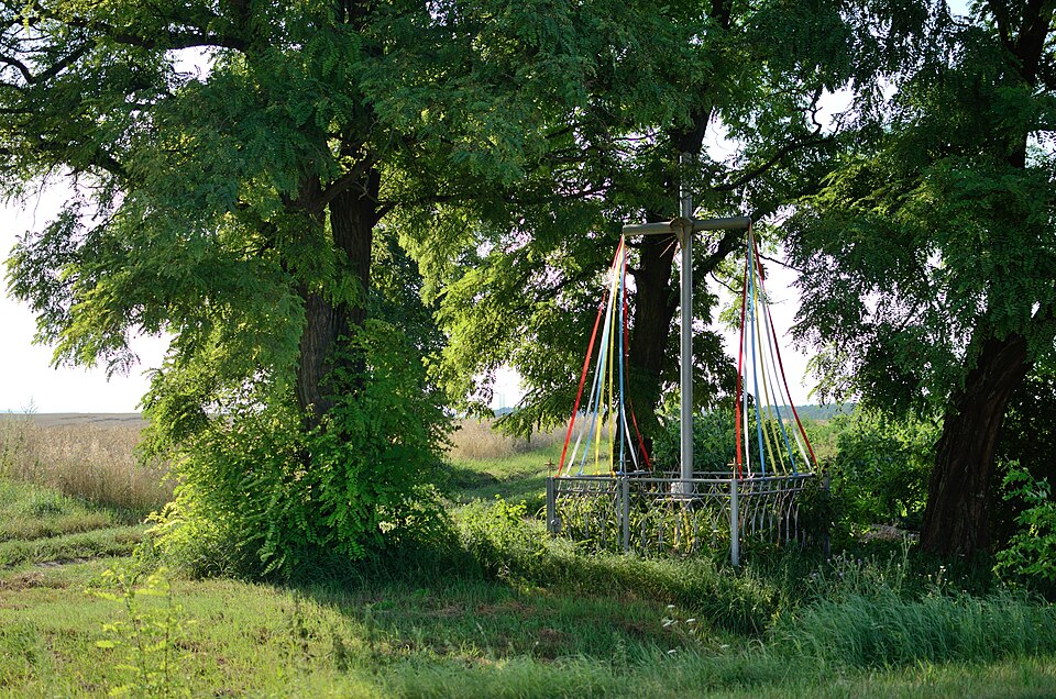 File:Leopoldów - krzyż.jpg