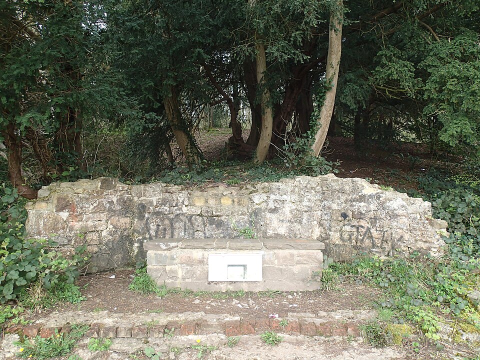 File:The Alcove, Piercefield, St Arvans.jpg