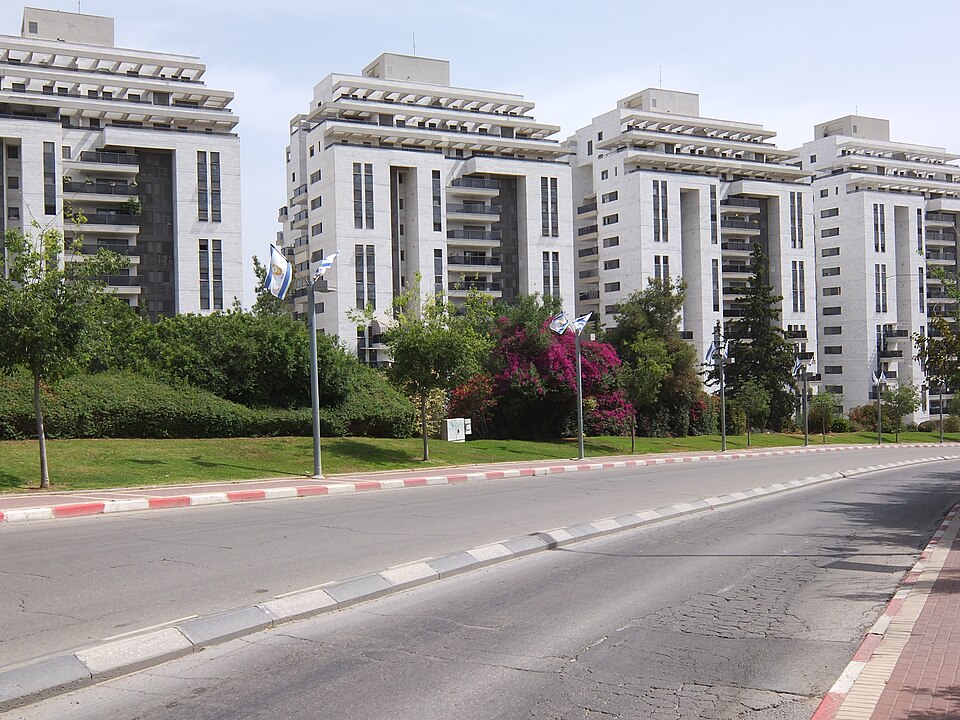 File:Beit Shemesh - Condominiums 04.jpg