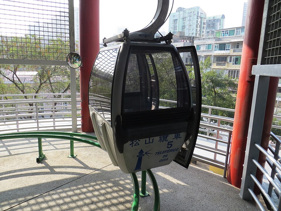 File:Cable Guia gondola lift.JPG