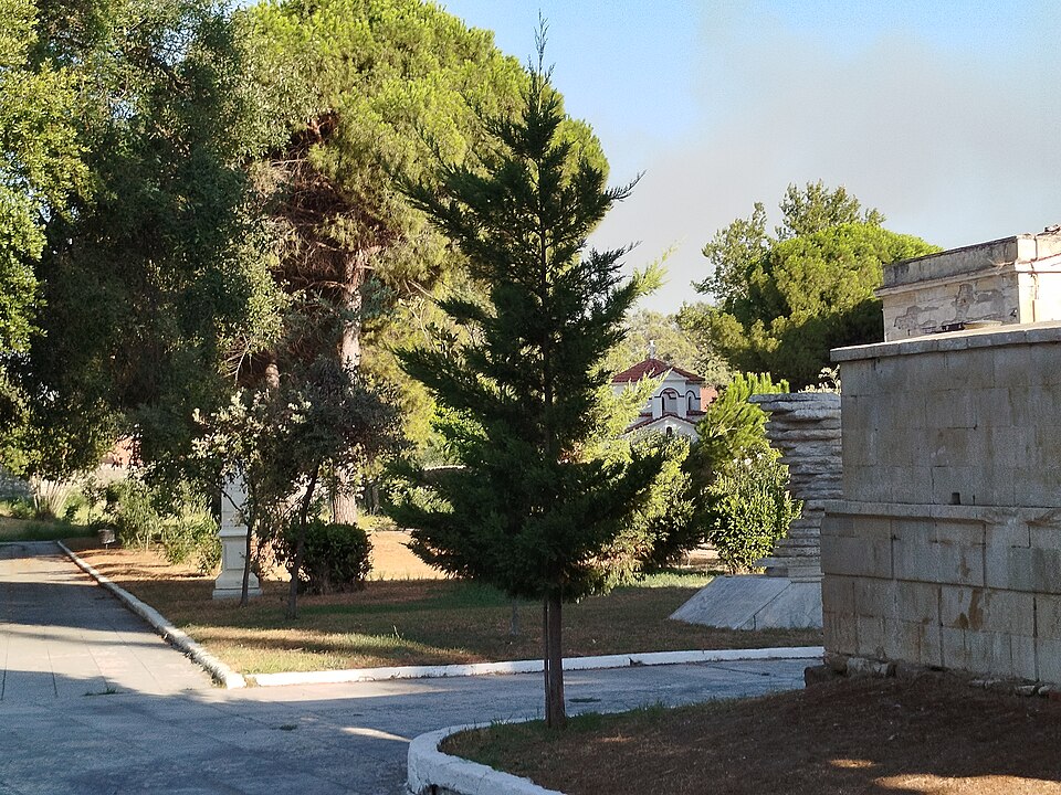 File:Garden of Heroes Messolongi 2.jpg