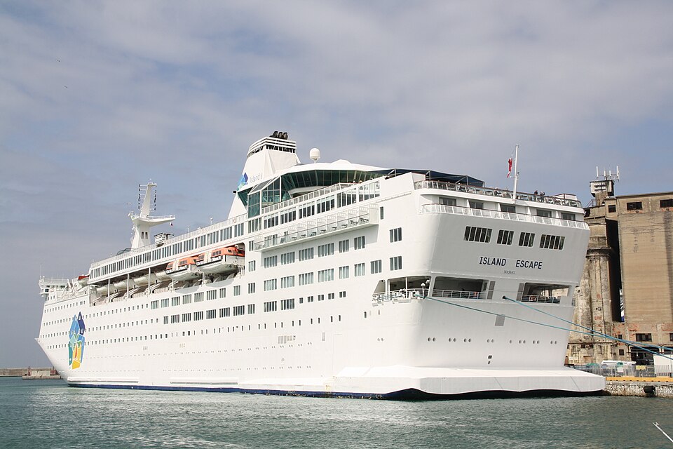 File:Island Escape IMO 8002597 02 @chesi.JPG