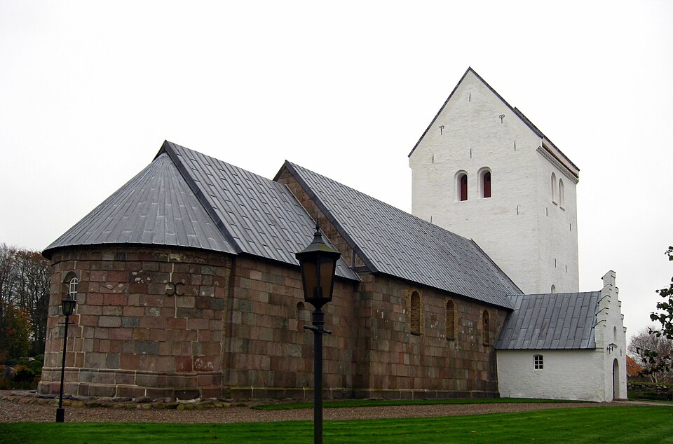 File:Kettrup Kirke 2011b ubt.JPG