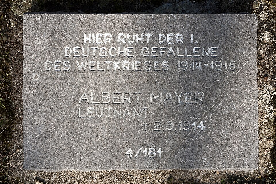 File:Leutnant Albert Mayer Grabstein 01 15.jpg