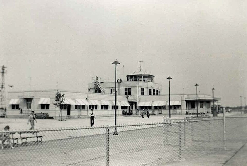 File:Philadelphia Airport 1948, Terminal JP6934474.jpg