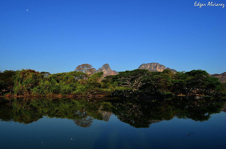 File:Reflejo de los Morros.JPG