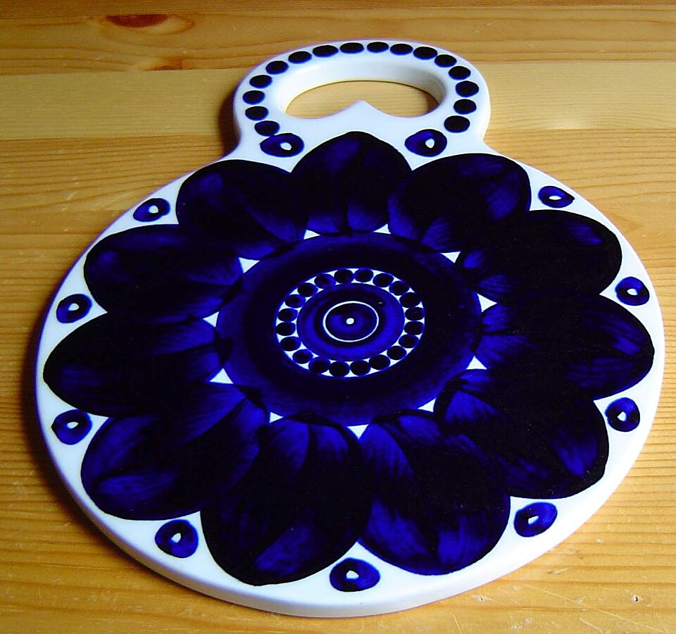 File:Trivet Valencia Ulla Procopé Arabia Finland.jpg