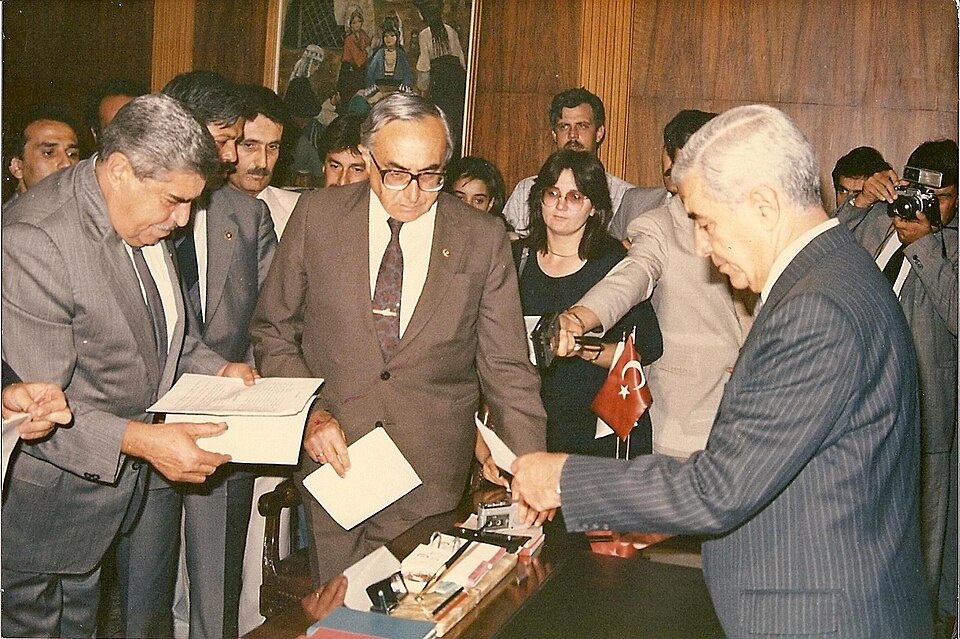File:Anap Grup Başkanvekili Pertev Aşcıoğlu 1987.jpg