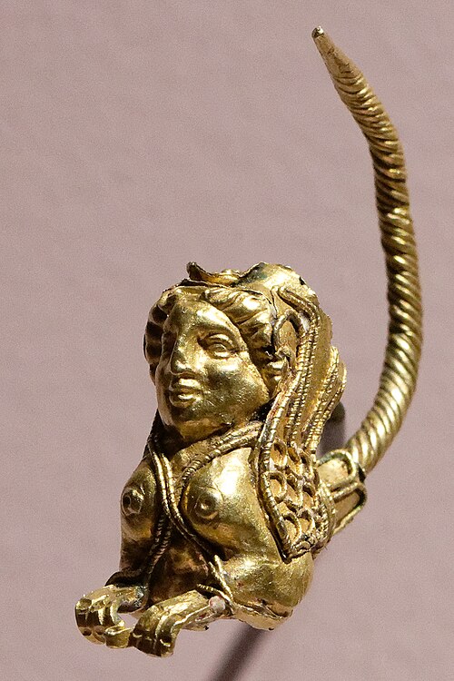 File:Earring sphinx NMT KP1344-RMI1478 v2.jpg